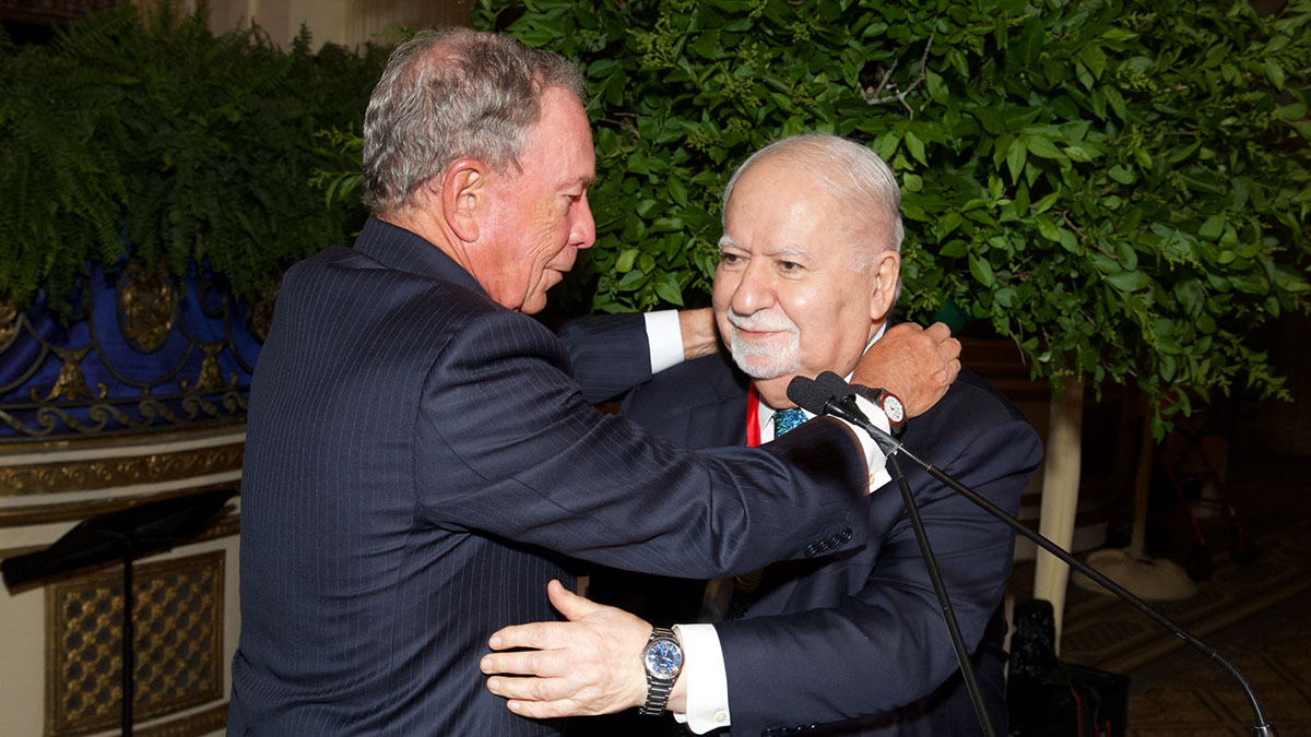 Mayor Bloomberg presents Vartan Gregorian with the medal. (Photo: Julie Skarratt)